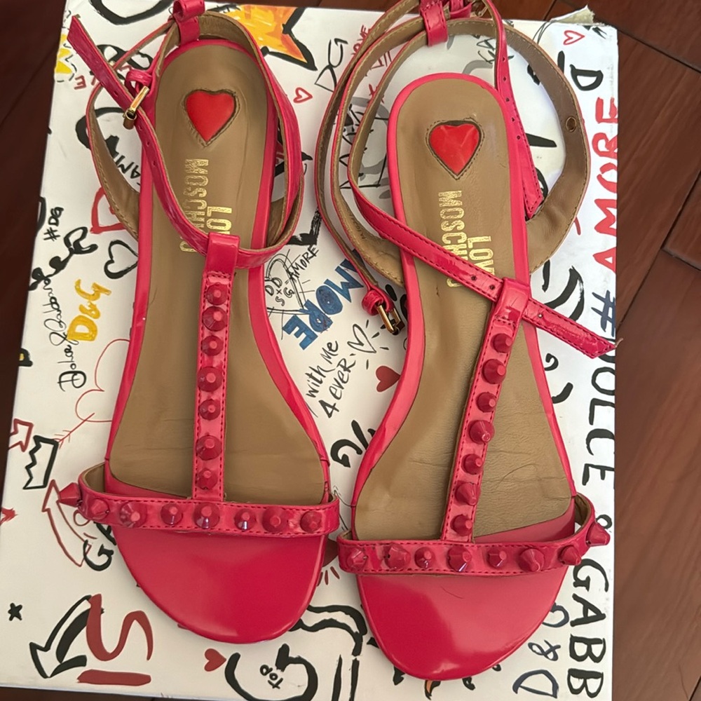 Absolutely gorgeous and stylish Love Moschino shoes in pink patent leather.